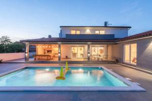 Villa mit Privatpool, Ping-Pong, BBQ