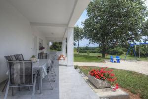 Apartment mit großem Garten, Spielbereich