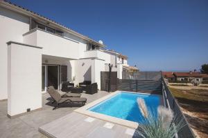 500 Meter zum Strand mit Privatpool, Meerblick, WLAN