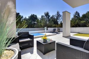 500 Meter zum Strand mit Privatpool, Meerblick, WLAN