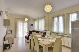 Modernes Appartement mit Balkon, BBQ, WLAN, Klima 