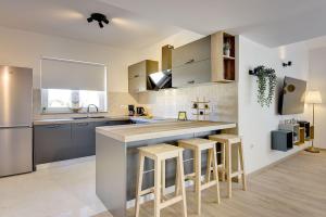 Moderne Ferienwohnung mit Balkon, BBQ, WLAN, Klima 