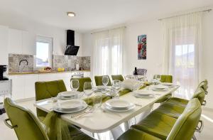 Villa mit privatem Pool, Spielplatz, WLAN, Klima, BBQ