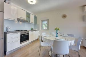 590 Meter zum Strand mit Meerblick 