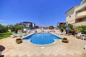 Zum Sandstrand sind es wenige Gehminuten - genießen Sie aber auch die Zeit am Pool