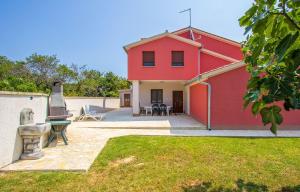 Ferienwohnung nur 500 Meter bis zum Kieselstrand mit Küche, Klima, WLAN, Haustiere erlaubt