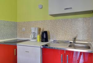 Schöne Ferienwohnung nur 500 Meter bis zum Kieselstrand mit großem Pool, Küche, Klima, WLAN, Balkon, Grill