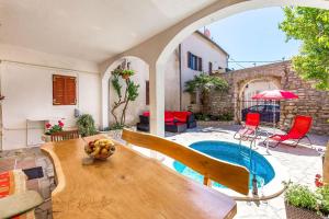 Ferienwohnung nur 700 Meter bis zum Sandstrand mit Pool, Küche, Bad, Balkon, BBQ