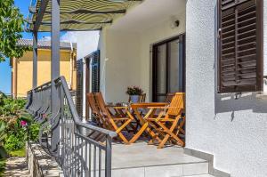 Neu renovierte Ferienwohnung mit Klima, WLAN, Terrasse und Grill