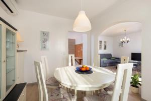 Neu renovierte Ferienwohnung mit Klima, WLAN, Terrasse und Grill