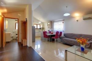 Charmantes Ferienhaus in Medulin mit Waschmaschine, Klima, WLAN, Terrasse und Grillplatz