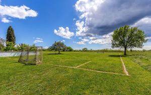 Ferienwohnung mit WLAN, Klima, Parkplatz, Grill und großem Garten zum Fußball spielen