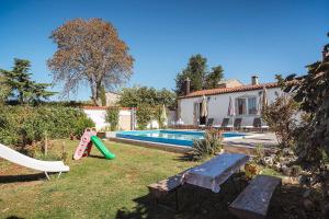 Preiswerte und schöne Ferienwohnung mit Pool, WLAN, Terrasse und Grill