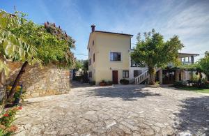 Preiswerte und schöne Ferienwohnung mit Pool, WLAN, Terrasse und Grill 