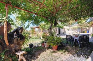 Preiswerte und schöne Ferienwohnung mit Pool, WLAN, Terrasse und Grill