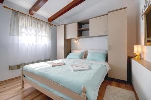 Preiswerte und schöne Ferienwohnung mit Pool, WLAN, Terrasse und Grill