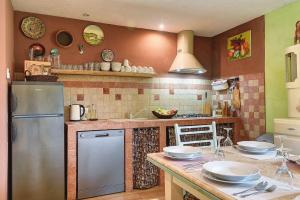 Sonnige Villa mit privatem Pool, WLAN, Klima, Garten und Grill