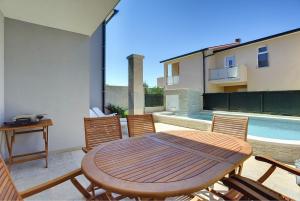 Strandnahe Villa mit privatem Pool, WLAN, Terrasse, Grill 