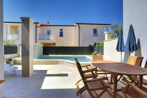 Strandnahe Villa mit privatem Pool, WLAN, Terrasse, Grill 