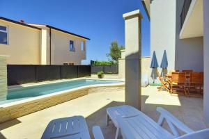 Strandnahe Villa mit privatem Pool, WLAN, Terrasse, Grill 
