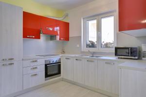 Strandnahe Villa mit privatem Pool, WLAN, Terrasse, Grill 