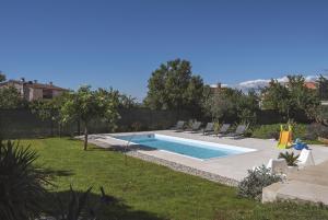 Neu renovierte Ferienwohnung mit Klima, WLAN, Waschmaschine, Tischfußball, Grill, Fahrräder und einem Kinderspielplatz