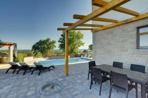 Traumhafte Villa mit privatem Pool, Sauna, Meerblick 