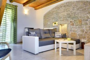 Rustikale und moderne Steinfinca mit zwei Parkplätzen