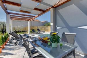 Villa mit privatem Pool, WLAN, Klima, Sonnenterrasse und Grill