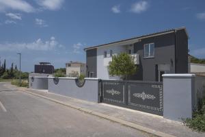 Villa mit privatem Pool, eigener Crossfit-Halle, Billard