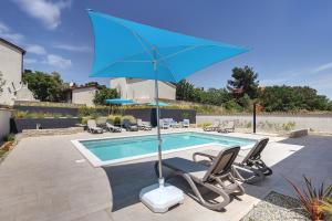 Villa mit privatem Pool, eigener Crossfit-Halle, Billard 