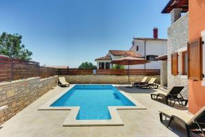 Villa nur 800 Meter zum Strand mit Meerblick, privatem Pool, BBQ und Spielplatz