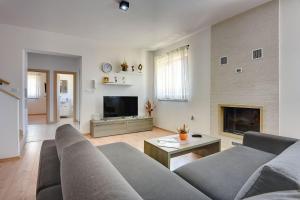 Villa nur 800 Meter zum Strand mit Meerblick, privatem Pool, BBQ und Spielplatz