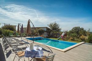 Oberhalb des Limfjords liegt diese Ferienwohnung mit Pool, Terrrasse und Grillplatz