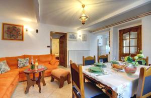 Oberhalb des Limfjords liegt diese Ferienwohnung mit Pool, Terrrasse und Grillplatz