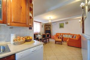 Oberhalb des Limfjords liegt diese Ferienwohnung mit Pool, Terrrasse und Grillplatz