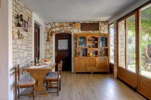 Oberhalb des Limfjords liegt diese Ferienwohnung mit Pool, Terrrasse und Grillplatz