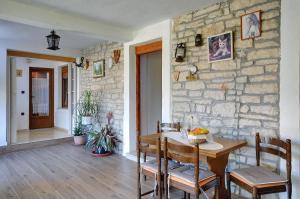 Oberhalb des Limfjords liegt diese Ferienwohnung mit Pool, Terrrasse und Grillplatz