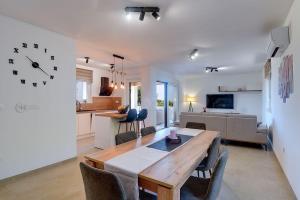 Ferienhaus mit Jacuzzi und Taverne mit Billard