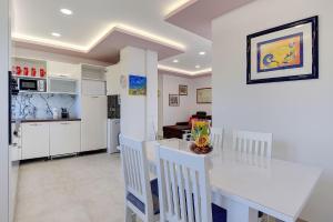 Große Dachterrasse mit Meerblick