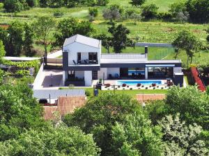 Traumhafte Villa in Valbandon mit Außenpool, Klima, Tischfußball 