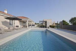 Neue Villa bei Rovinj mit privatem Pool, WLAN, Klima 