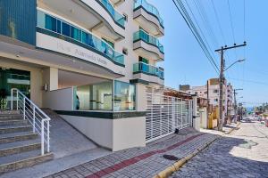 018 - Apartamento com 4 Dormitórios Centro de Bombinhas- Garagem para 3 Carros