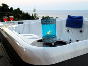 Deluxe Apartments with Sea view & Private Outdoor Hot Tub