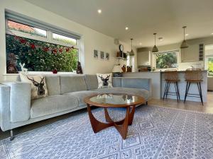Seafeathers - Luxury Holiday Home with Sea Views