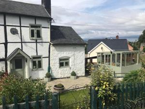 Ty Twty, Montgomery Cottage