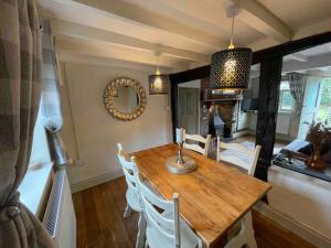 Ty Twty, Montgomery Cottage