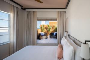 Premium Queen Room Partial ocean view roof top Terrace room in Winter Haven Autograph Collection