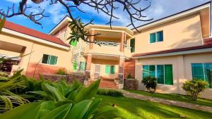 Cliff Syde Lodge 2Br whole top floor, balcony and seaviews