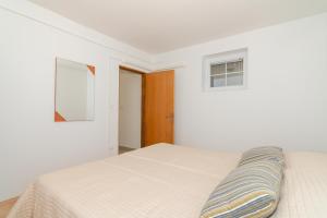 Apartments with parking space Mandre, Pag - 18748